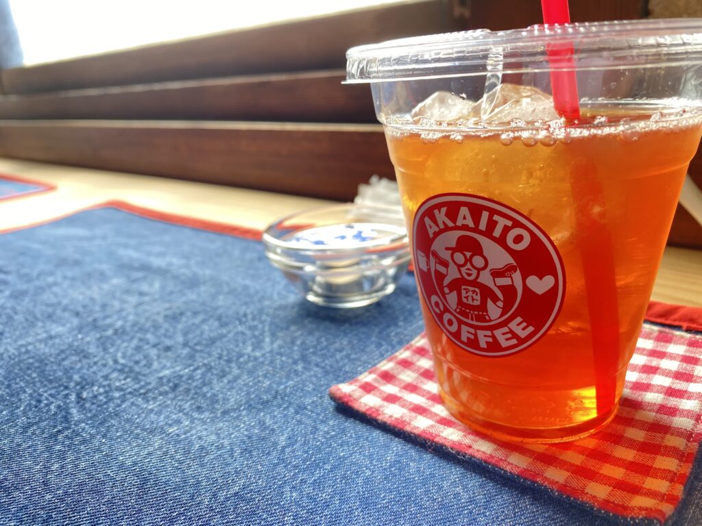直島温泉⑬：アカイトコーヒー　アイスティーとデニムマットの写真