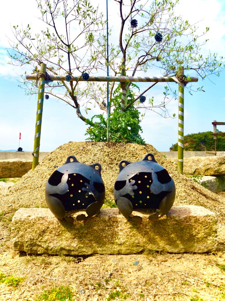 直島温泉⑥：外ヶ浜オリーブ公園「なおしま浮球かえる」の写真