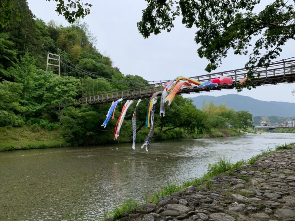 橋と鯉のぼり