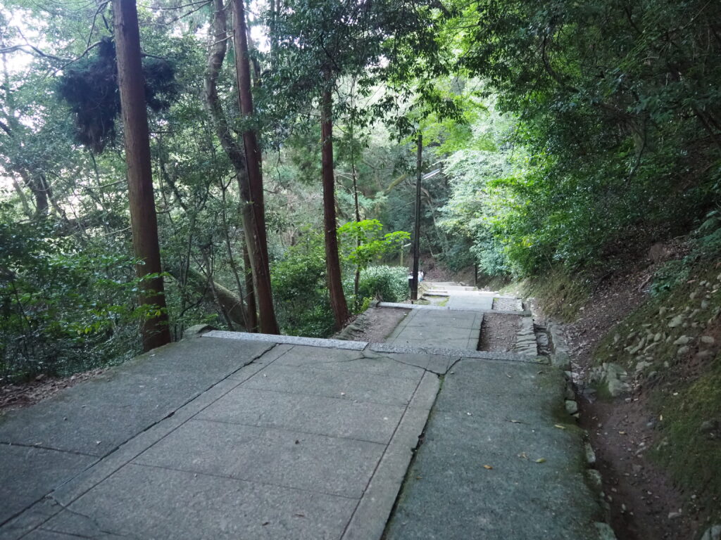 こんぴらさん食べ歩き⑫：奥の厳魂神社への参道の写真です。