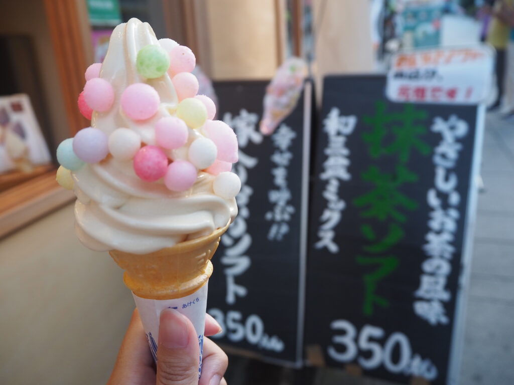 こんぴらさん食べ歩き⑱：お入りソフトクリームの写真です。