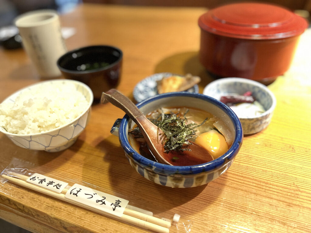 おひつのごはんと、宇和島の新鮮な鯛が浸かった出汁