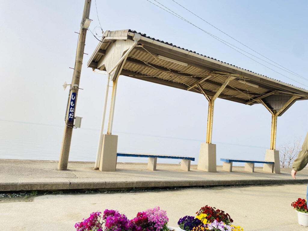 目の前には一面青い伊予灘が広がっている、JR下灘駅