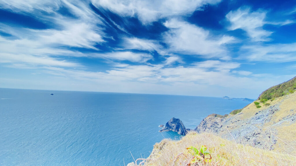 強い風に吹かれ、雲もあっという間に流れていきます